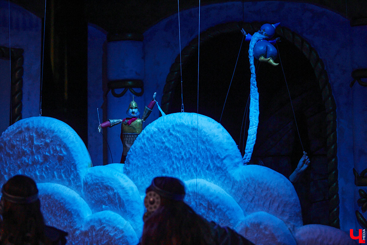 Посетить кукольное представление не в качестве сопровождающего — поступок для взрослого человека, признаться, несколько неожиданный. Но именно это предлагают сделать жителям города. Владимирский театр запустил новый проект, рассчитанный на серьезного зрителя. Уверены, его оценят даже искушенные ценители искусства.