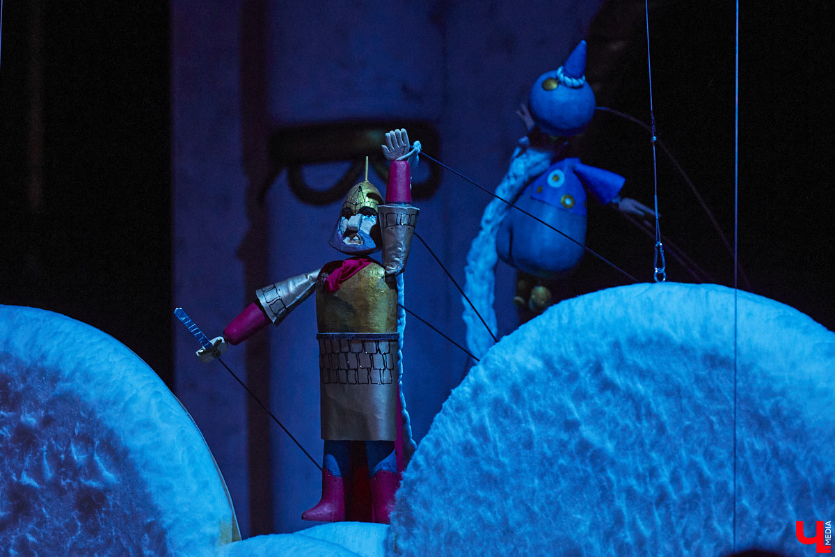 Посетить кукольное представление не в качестве сопровождающего — поступок для взрослого человека, признаться, несколько неожиданный. Но именно это предлагают сделать жителям города. Владимирский театр запустил новый проект, рассчитанный на серьезного зрителя. Уверены, его оценят даже искушенные ценители искусства.