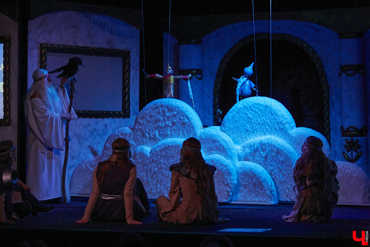 Посетить кукольное представление не в качестве сопровождающего — поступок для взрослого человека, признаться, несколько неожиданный. Но именно это предлагают сделать жителям города. Владимирский театр запустил новый проект, рассчитанный на серьезного зрителя. Уверены, его оценят даже искушенные ценители искусства.