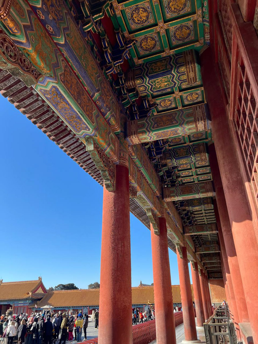 Китай умеет удивлять! Там легко почувствовать себя как на другой планете с его любопытным мироустройством. А еще он разный. Реставратор из Владимирской области Анна Фоминых недавно вернулась из КНР, где невольно сравнила такие разные по характеру Пекин и Шанхай.