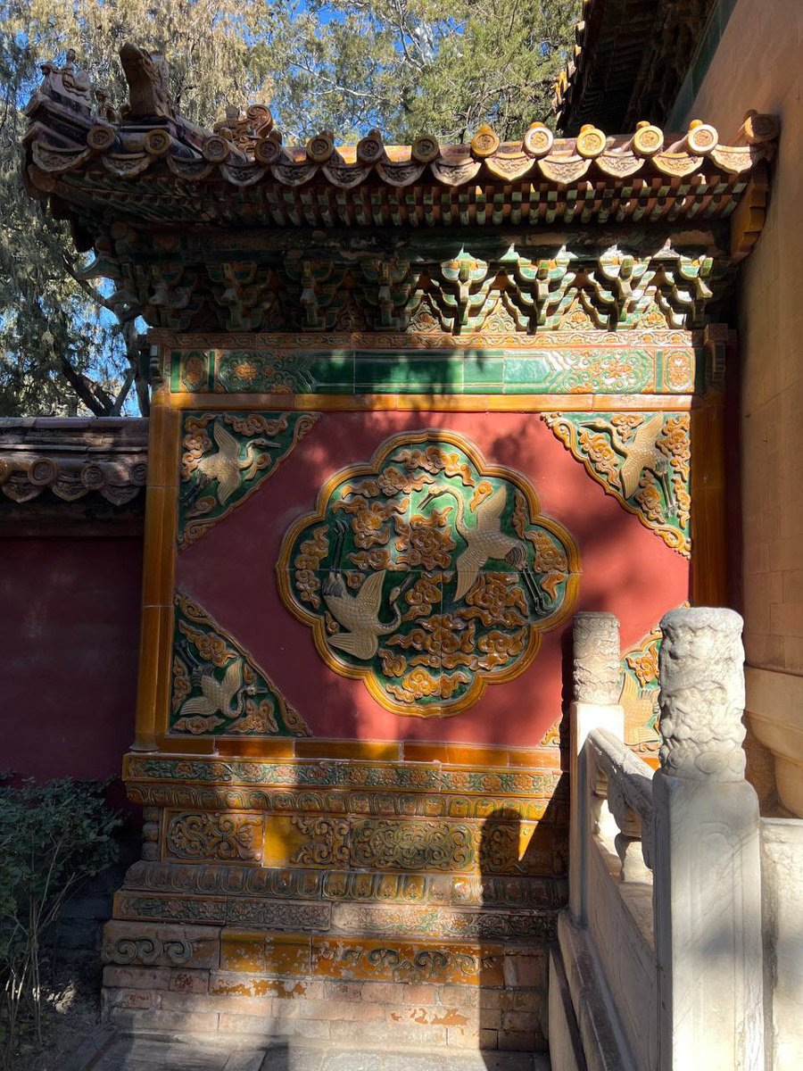 Китай умеет удивлять! Там легко почувствовать себя как на другой планете с его любопытным мироустройством. А еще он разный. Реставратор из Владимирской области Анна Фоминых недавно вернулась из КНР, где невольно сравнила такие разные по характеру Пекин и Шанхай.