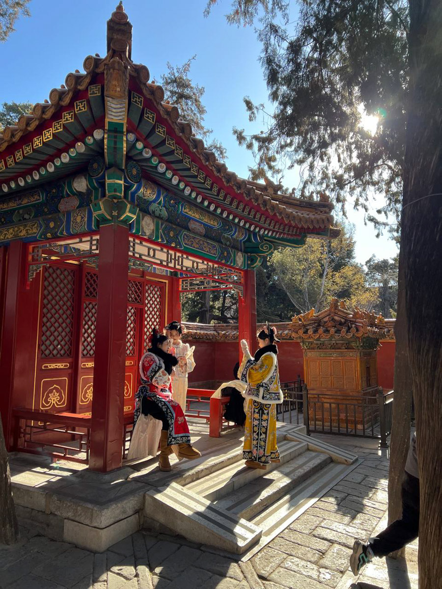 Китай умеет удивлять! Там легко почувствовать себя как на другой планете с его любопытным мироустройством. А еще он разный. Реставратор из Владимирской области Анна Фоминых недавно вернулась из КНР, где невольно сравнила такие разные по характеру Пекин и Шанхай.