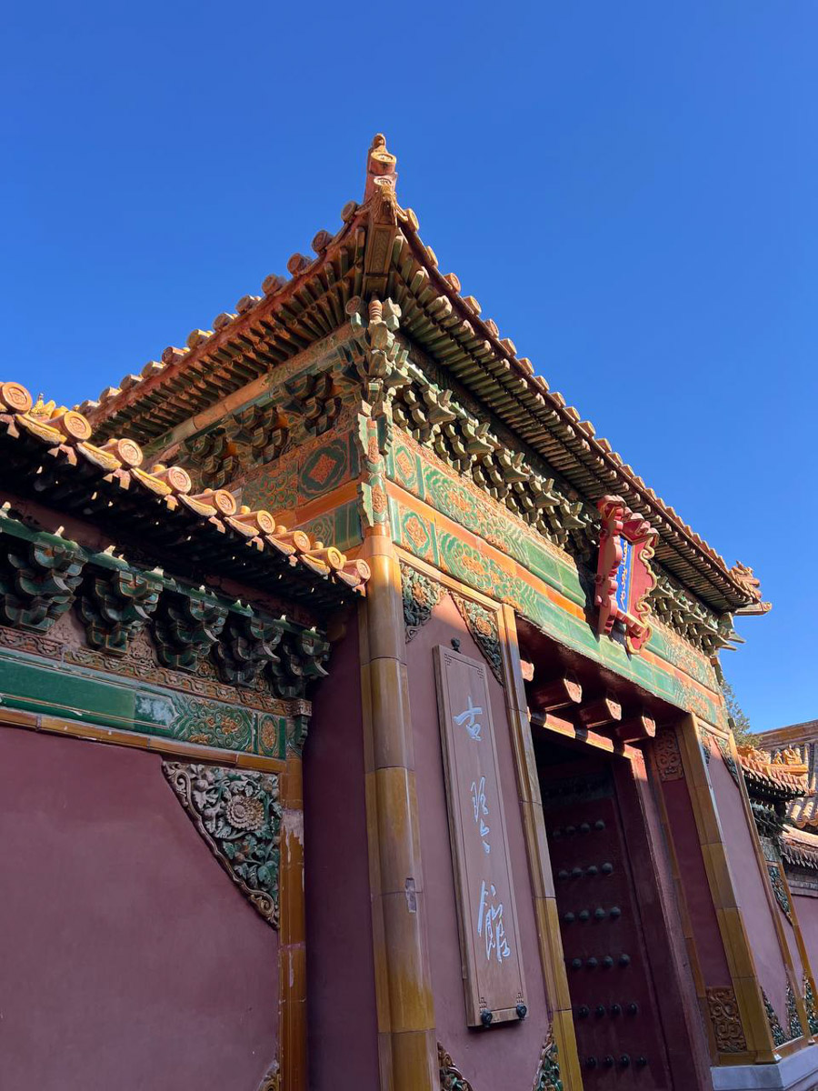 Китай умеет удивлять! Там легко почувствовать себя как на другой планете с его любопытным мироустройством. А еще он разный. Реставратор из Владимирской области Анна Фоминых недавно вернулась из КНР, где невольно сравнила такие разные по характеру Пекин и Шанхай.