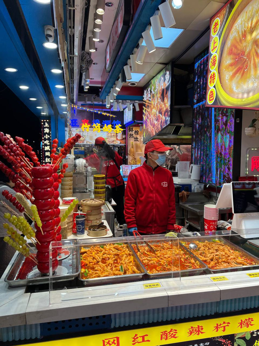 Китай умеет удивлять! Там легко почувствовать себя как на другой планете с его любопытным мироустройством. А еще он разный. Реставратор из Владимирской области Анна Фоминых недавно вернулась из КНР, где невольно сравнила такие разные по характеру Пекин и Шанхай.