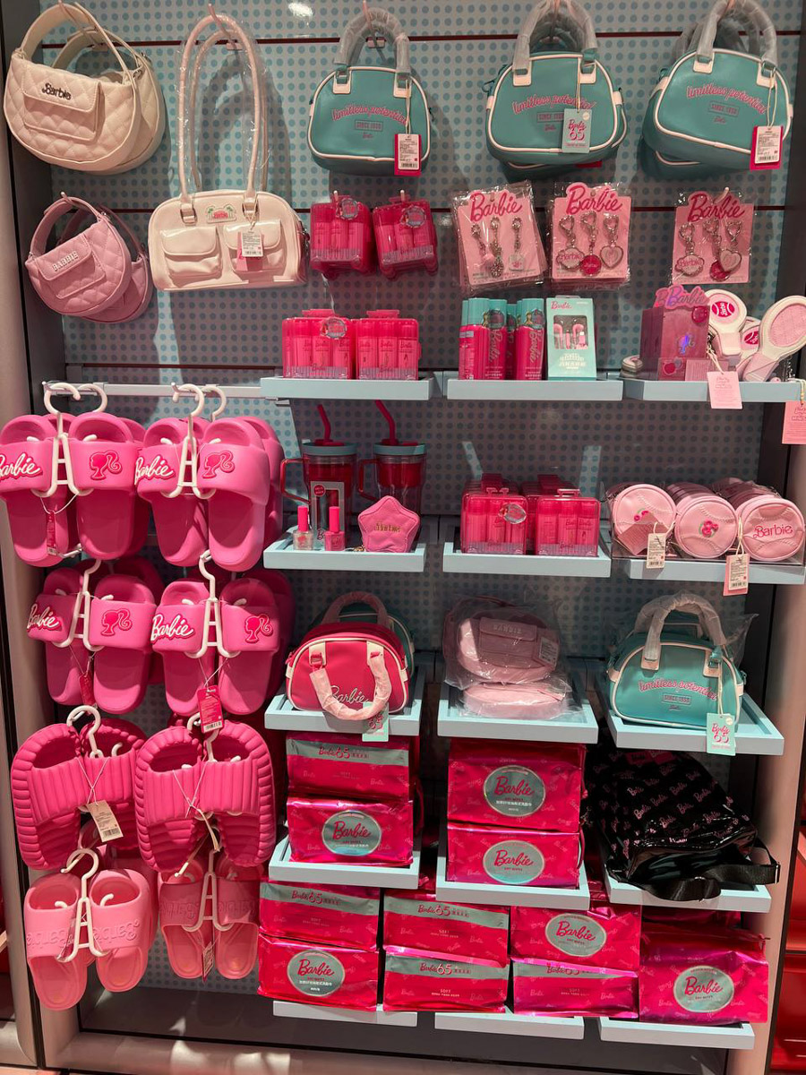 Китай умеет удивлять! Там легко почувствовать себя как на другой планете с его любопытным мироустройством. А еще он разный. Реставратор из Владимирской области Анна Фоминых недавно вернулась из КНР, где невольно сравнила такие разные по характеру Пекин и Шанхай.