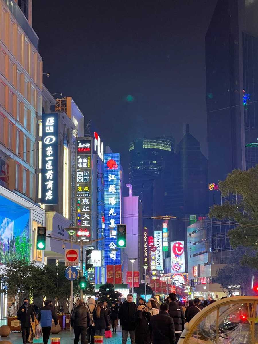 Китай умеет удивлять! Там легко почувствовать себя как на другой планете с его любопытным мироустройством. А еще он разный. Реставратор из Владимирской области Анна Фоминых недавно вернулась из КНР, где невольно сравнила такие разные по характеру Пекин и Шанхай.