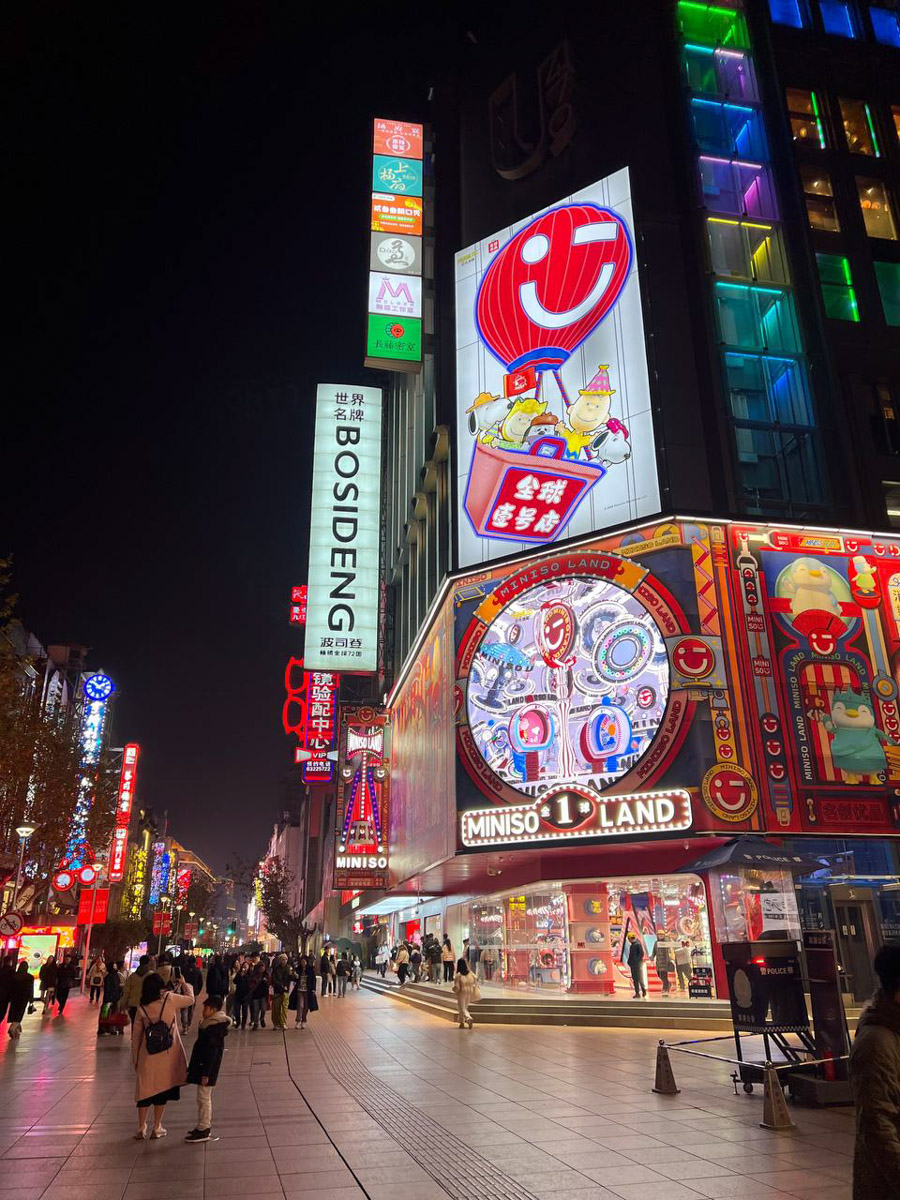 Китай умеет удивлять! Там легко почувствовать себя как на другой планете с его любопытным мироустройством. А еще он разный. Реставратор из Владимирской области Анна Фоминых недавно вернулась из КНР, где невольно сравнила такие разные по характеру Пекин и Шанхай.