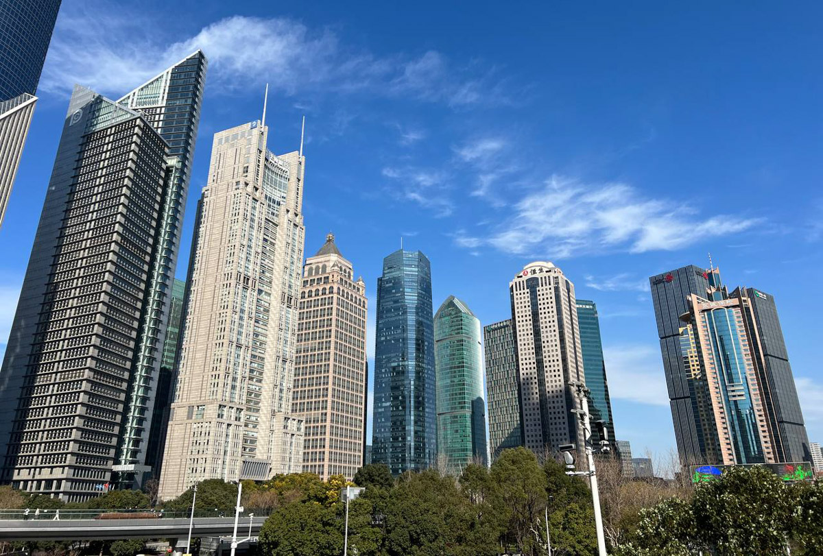 Китай умеет удивлять! Там легко почувствовать себя как на другой планете с его любопытным мироустройством. А еще он разный. Реставратор из Владимирской области Анна Фоминых недавно вернулась из КНР, где невольно сравнила такие разные по характеру Пекин и Шанхай.