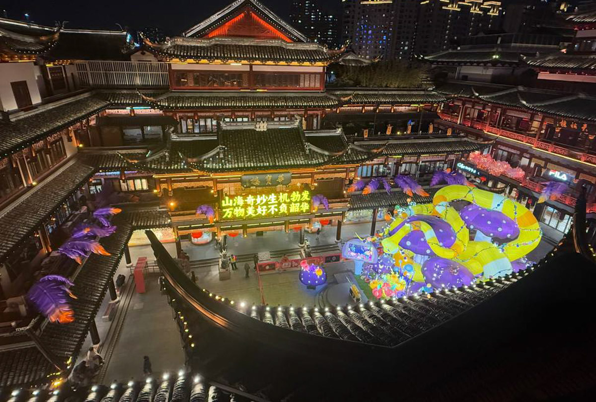 Китай умеет удивлять! Там легко почувствовать себя как на другой планете с его любопытным мироустройством. А еще он разный. Реставратор из Владимирской области Анна Фоминых недавно вернулась из КНР, где невольно сравнила такие разные по характеру Пекин и Шанхай.