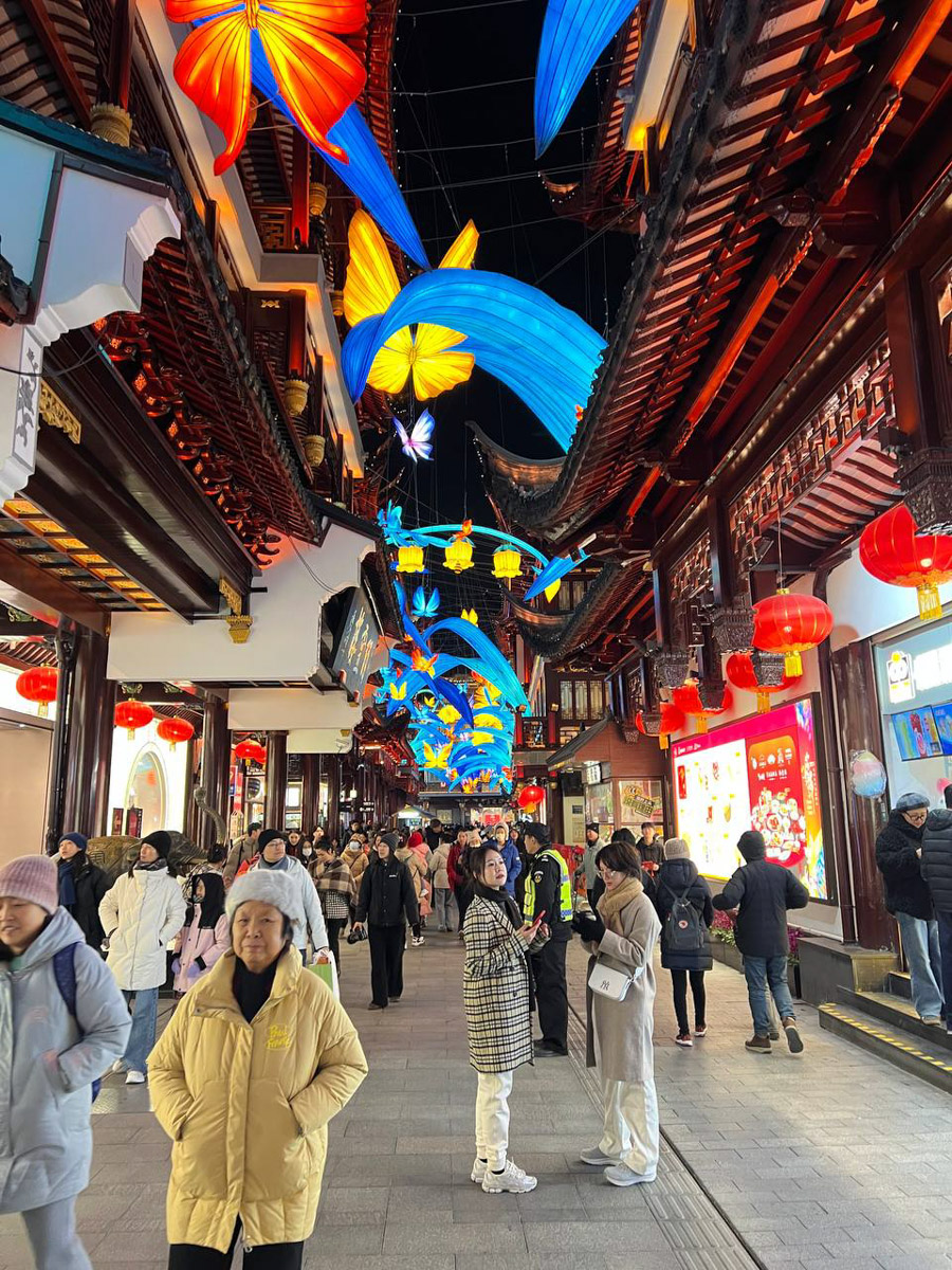 Китай умеет удивлять! Там легко почувствовать себя как на другой планете с его любопытным мироустройством. А еще он разный. Реставратор из Владимирской области Анна Фоминых недавно вернулась из КНР, где невольно сравнила такие разные по характеру Пекин и Шанхай.