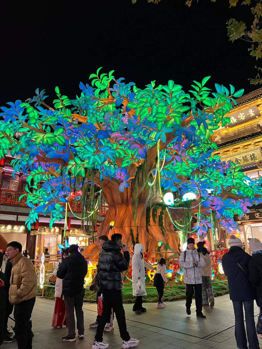 Китай умеет удивлять! Там легко почувствовать себя как на другой планете с его любопытным мироустройством. А еще он разный. Реставратор из Владимирской области Анна Фоминых недавно вернулась из КНР, где невольно сравнила такие разные по характеру Пекин и Шанхай.