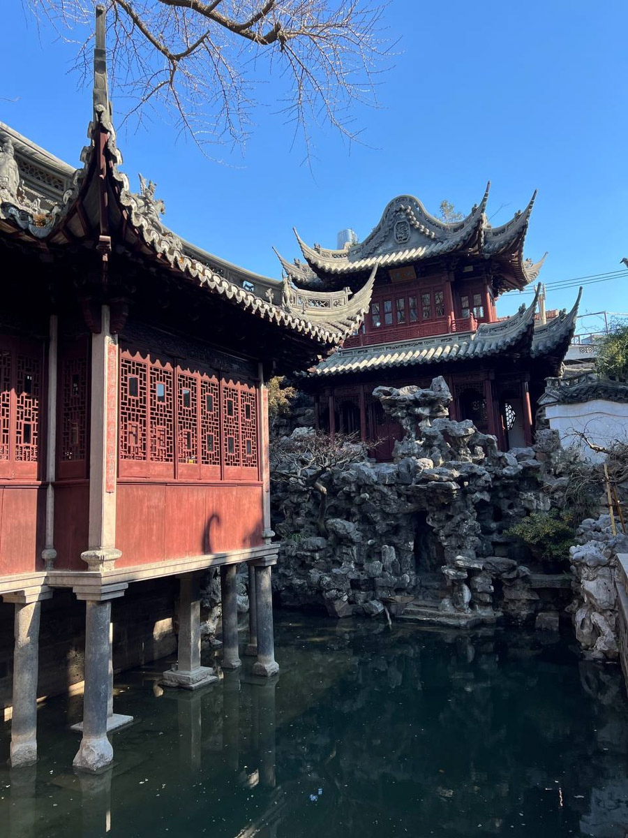 Китай умеет удивлять! Там легко почувствовать себя как на другой планете с его любопытным мироустройством. А еще он разный. Реставратор из Владимирской области Анна Фоминых недавно вернулась из КНР, где невольно сравнила такие разные по характеру Пекин и Шанхай.