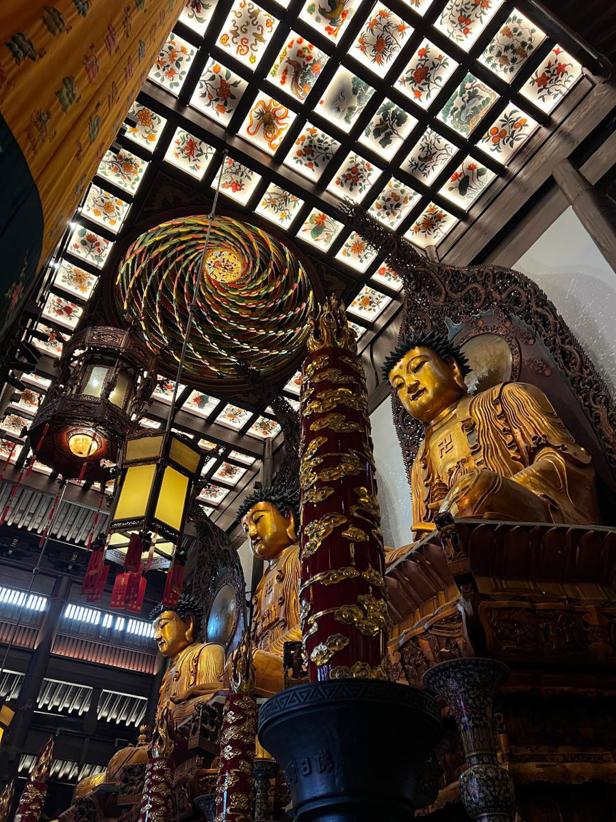 Китай умеет удивлять! Там легко почувствовать себя как на другой планете с его любопытным мироустройством. А еще он разный. Реставратор из Владимирской области Анна Фоминых недавно вернулась из КНР, где невольно сравнила такие разные по характеру Пекин и Шанхай.