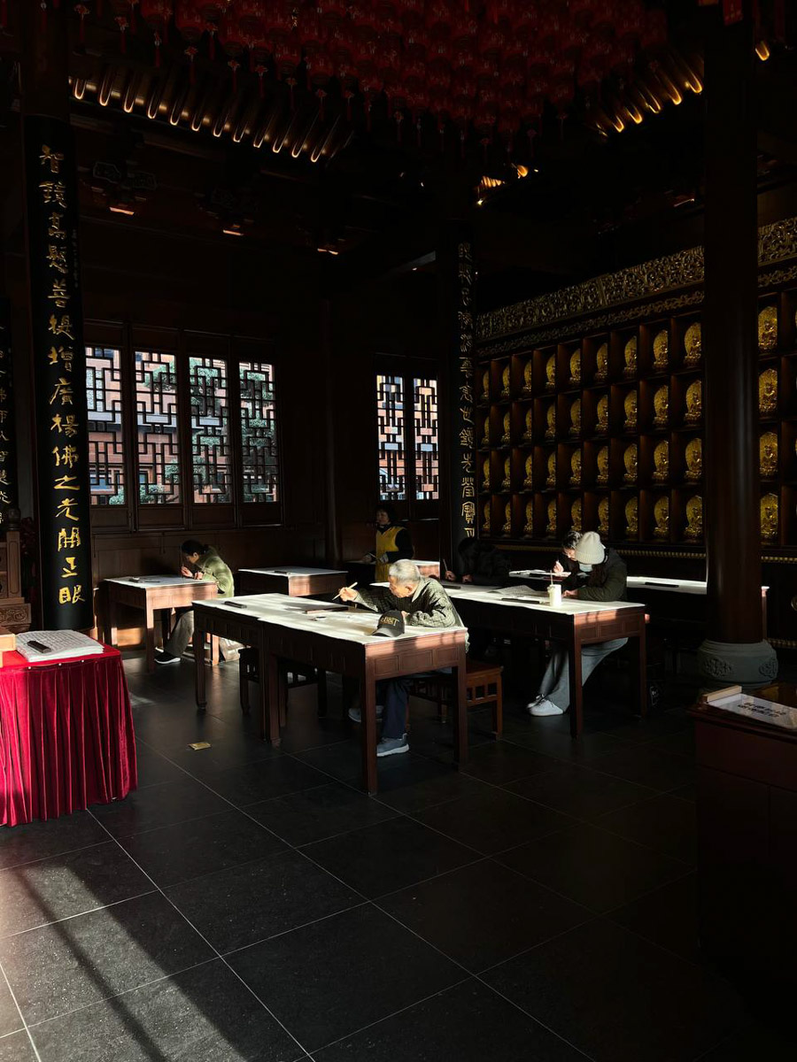 Китай умеет удивлять! Там легко почувствовать себя как на другой планете с его любопытным мироустройством. А еще он разный. Реставратор из Владимирской области Анна Фоминых недавно вернулась из КНР, где невольно сравнила такие разные по характеру Пекин и Шанхай.