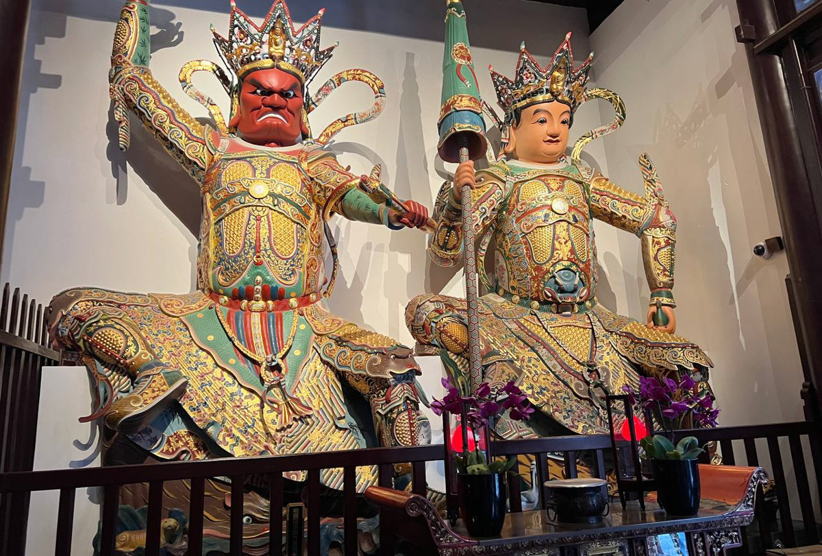 Китай умеет удивлять! Там легко почувствовать себя как на другой планете с его любопытным мироустройством. А еще он разный. Реставратор из Владимирской области Анна Фоминых недавно вернулась из КНР, где невольно сравнила такие разные по характеру Пекин и Шанхай.