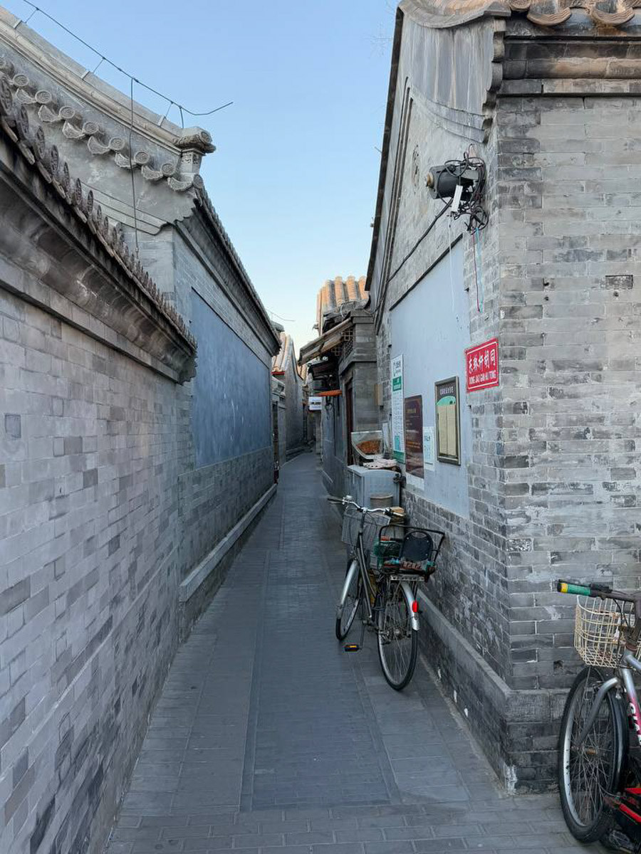 Китай умеет удивлять! Там легко почувствовать себя как на другой планете с его любопытным мироустройством. А еще он разный. Реставратор из Владимирской области Анна Фоминых недавно вернулась из КНР, где невольно сравнила такие разные по характеру Пекин и Шанхай.