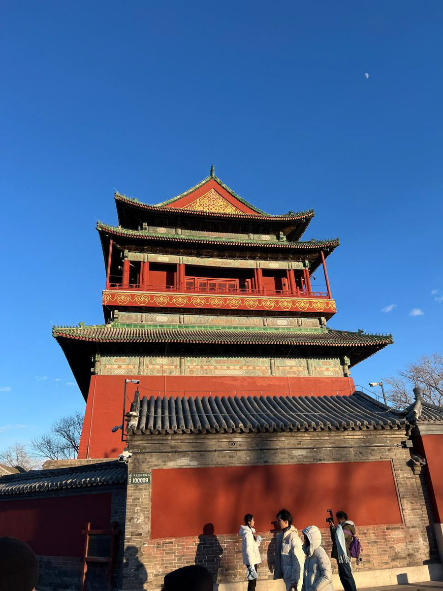 Китай умеет удивлять! Там легко почувствовать себя как на другой планете с его любопытным мироустройством. А еще он разный. Реставратор из Владимирской области Анна Фоминых недавно вернулась из КНР, где невольно сравнила такие разные по характеру Пекин и Шанхай.