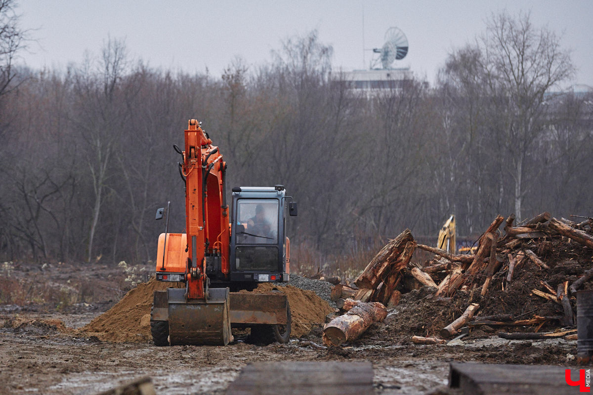 Во Владимире обсудили благоустройство Старых садов на улице Мира около ДДюТ. Особенно остро стоит проблема вырубки деревьев. И пока вопросов немало. Один из главных — как сохранить зеленые насаждения на территории парка и укрепить береговые линии местных прудов?