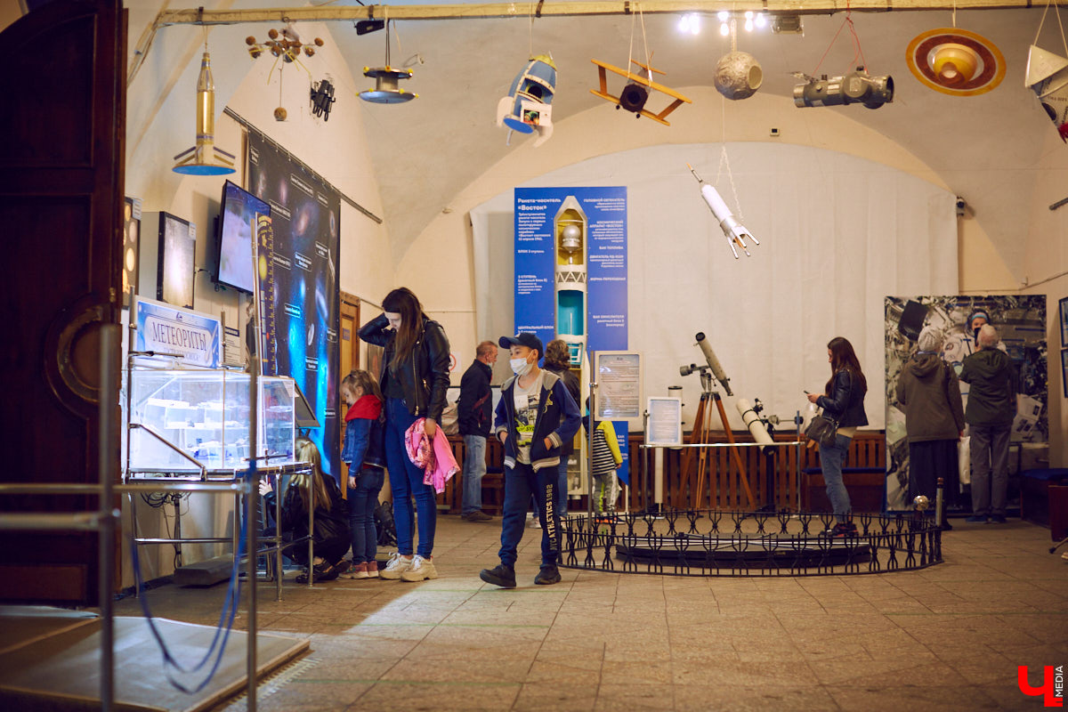 Владимирский планетарий на Большой Московской освободит здание Николо-Кремлевской церкви и переберется в новое помещение около Центрального парка. Вместе с тем в областной столице собираются привести в надлежащий вид разрушающуюся ограду в центре города. Подробности в нашем материале.