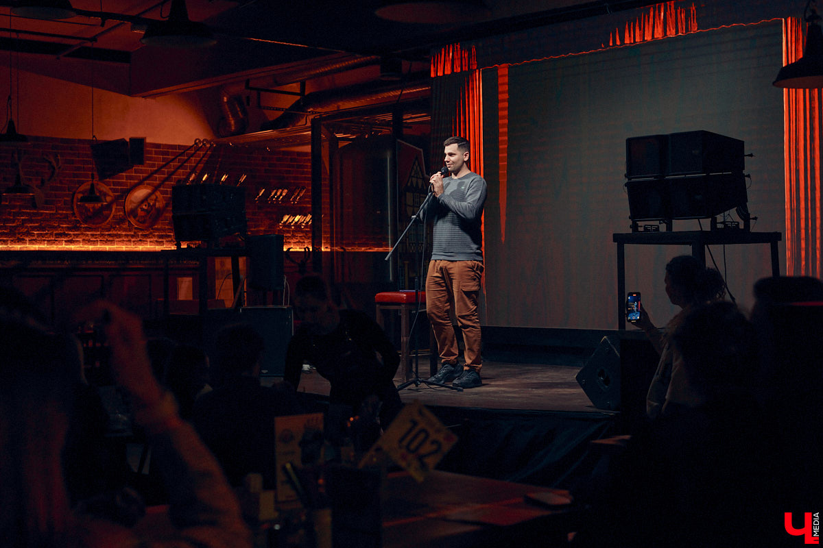 Чуть больше года назад возглавляемая Игорем Пименовым команда «Флэш-Рояль» стала чемпионом Высшей лиги КВН. На прошлой неделе возможность оценить его комедийный талант получили и владимирцы, незаметно для себя ставшие частью программы. «Ключ-Медиа» побывал на концерте и попытался понять, как ему удается столь ловко жонглировать словами и поддерживать контакт с публикой.