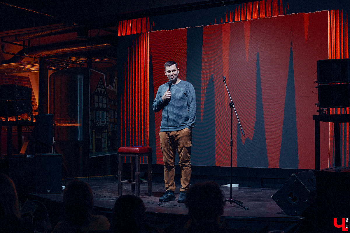 Чуть больше года назад возглавляемая Игорем Пименовым команда «Флэш-Рояль» стала чемпионом Высшей лиги КВН. На прошлой неделе возможность оценить его комедийный талант получили и владимирцы, незаметно для себя ставшие частью программы. «Ключ-Медиа» побывал на концерте и попытался понять, как ему удается столь ловко жонглировать словами и поддерживать контакт с публикой.