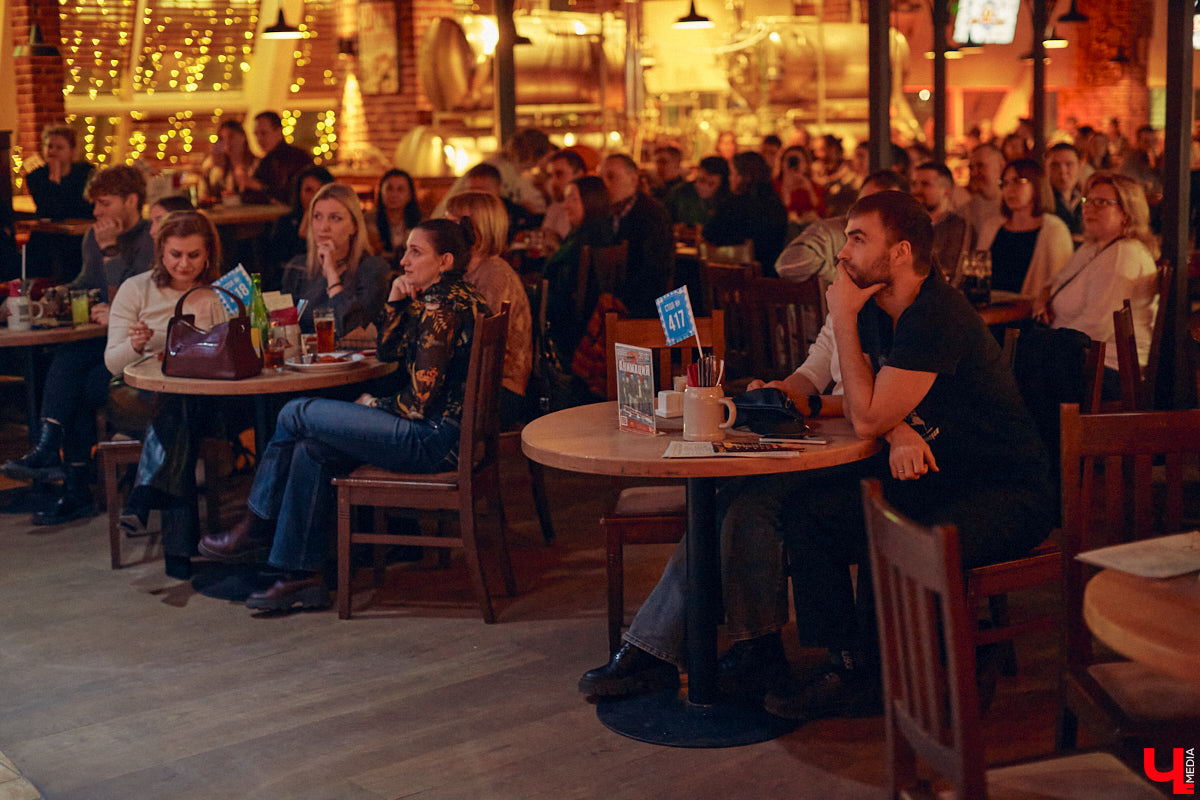 Чуть больше года назад возглавляемая Игорем Пименовым команда «Флэш-Рояль» стала чемпионом Высшей лиги КВН. На прошлой неделе возможность оценить его комедийный талант получили и владимирцы, незаметно для себя ставшие частью программы. «Ключ-Медиа» побывал на концерте и попытался понять, как ему удается столь ловко жонглировать словами и поддерживать контакт с публикой.