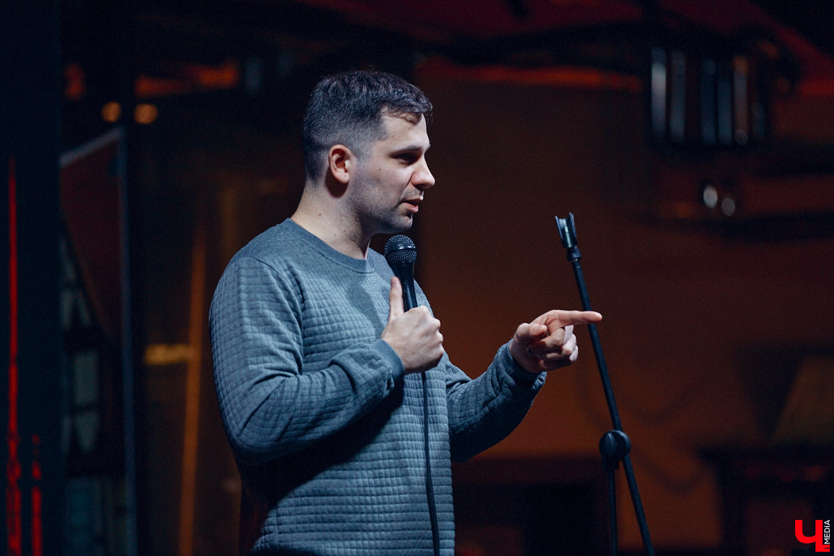 Чуть больше года назад возглавляемая Игорем Пименовым команда «Флэш-Рояль» стала чемпионом Высшей лиги КВН. На прошлой неделе возможность оценить его комедийный талант получили и владимирцы, незаметно для себя ставшие частью программы. «Ключ-Медиа» побывал на концерте и попытался понять, как ему удается столь ловко жонглировать словами и поддерживать контакт с публикой.