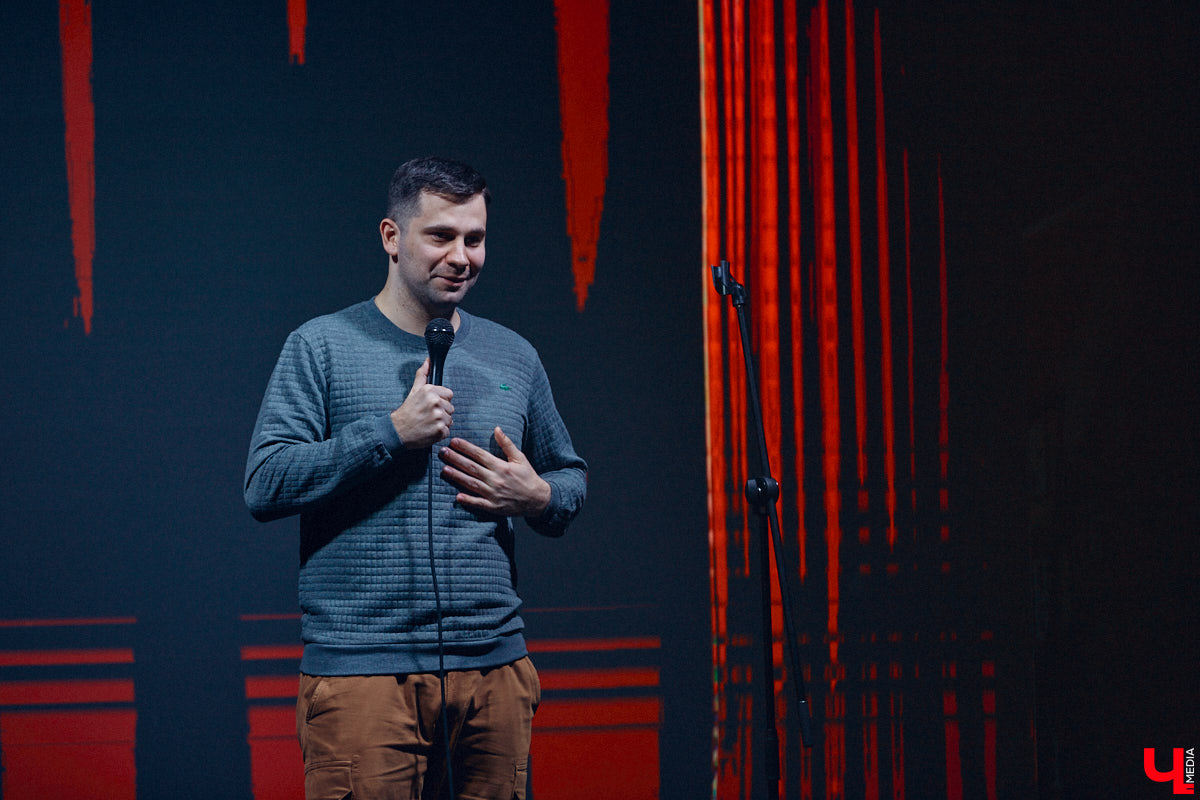 Чуть больше года назад возглавляемая Игорем Пименовым команда «Флэш-Рояль» стала чемпионом Высшей лиги КВН. На прошлой неделе возможность оценить его комедийный талант получили и владимирцы, незаметно для себя ставшие частью программы. «Ключ-Медиа» побывал на концерте и попытался понять, как ему удается столь ловко жонглировать словами и поддерживать контакт с публикой.