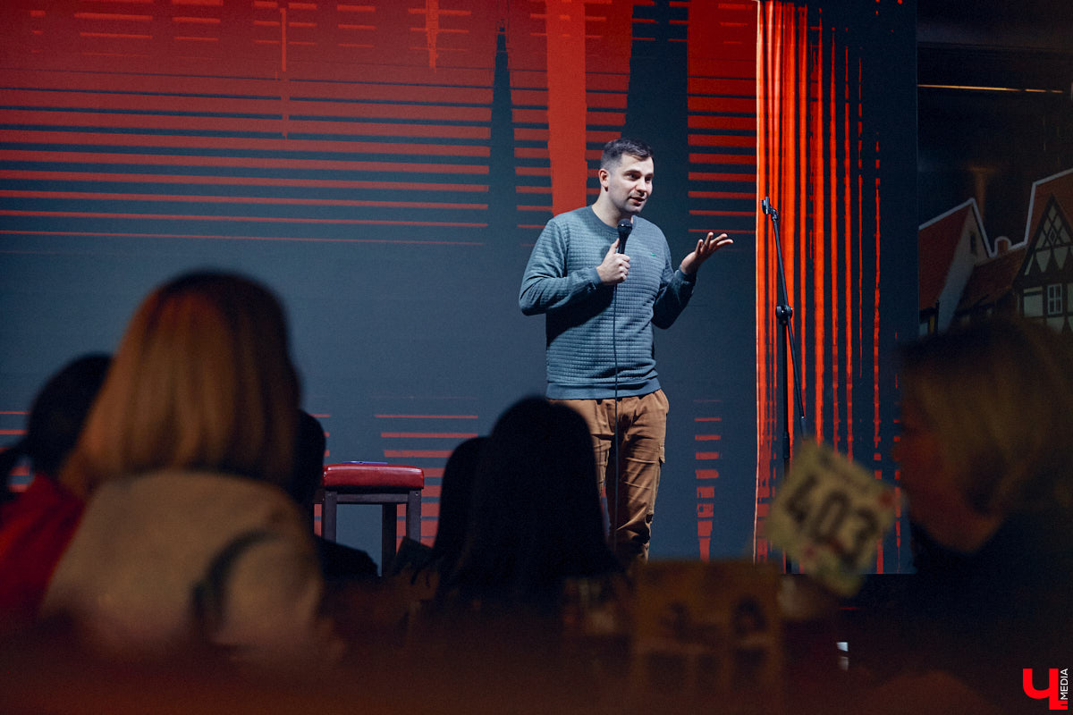 Чуть больше года назад возглавляемая Игорем Пименовым команда «Флэш-Рояль» стала чемпионом Высшей лиги КВН. На прошлой неделе возможность оценить его комедийный талант получили и владимирцы, незаметно для себя ставшие частью программы. «Ключ-Медиа» побывал на концерте и попытался понять, как ему удается столь ловко жонглировать словами и поддерживать контакт с публикой.