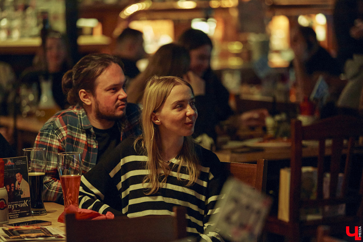 Чуть больше года назад возглавляемая Игорем Пименовым команда «Флэш-Рояль» стала чемпионом Высшей лиги КВН. На прошлой неделе возможность оценить его комедийный талант получили и владимирцы, незаметно для себя ставшие частью программы. «Ключ-Медиа» побывал на концерте и попытался понять, как ему удается столь ловко жонглировать словами и поддерживать контакт с публикой.