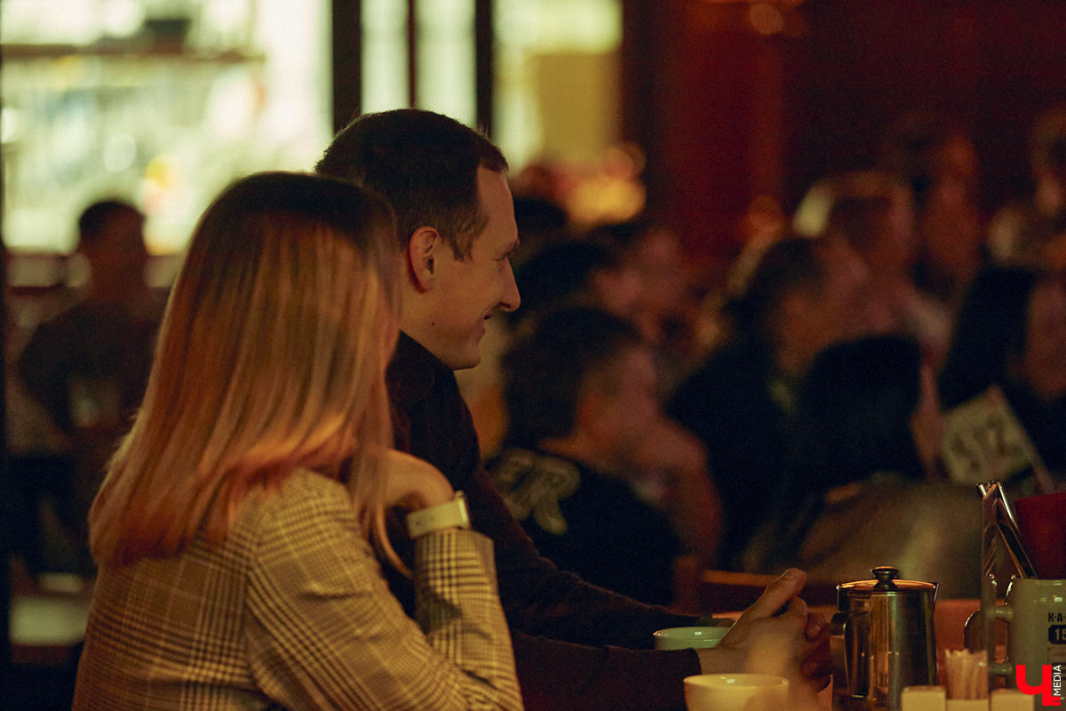 Чуть больше года назад возглавляемая Игорем Пименовым команда «Флэш-Рояль» стала чемпионом Высшей лиги КВН. На прошлой неделе возможность оценить его комедийный талант получили и владимирцы, незаметно для себя ставшие частью программы. «Ключ-Медиа» побывал на концерте и попытался понять, как ему удается столь ловко жонглировать словами и поддерживать контакт с публикой.