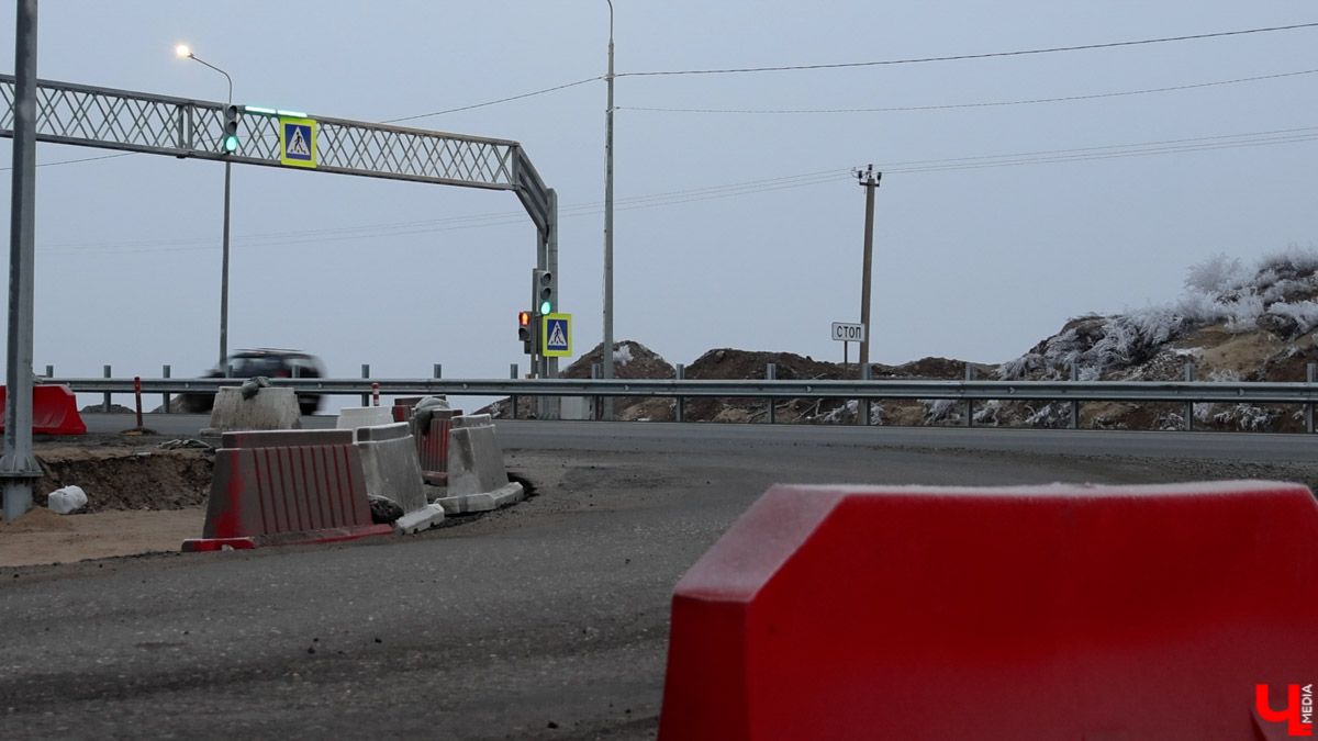 С наступлением календарной весны по Рпенскому проезду начнет курсировать 21-й автобус, который до этого ездил по улицам Добросельской, Большой Нижегородской и Мира. Свои заботы и у жителей Суздальского района. Дорогу из Владимира расширили, движение налево запретили, а разворотную петлю для выезда из окрестных сел в сторону города-музея построить забыли. Все подробности в нашем дорожном обзоре.