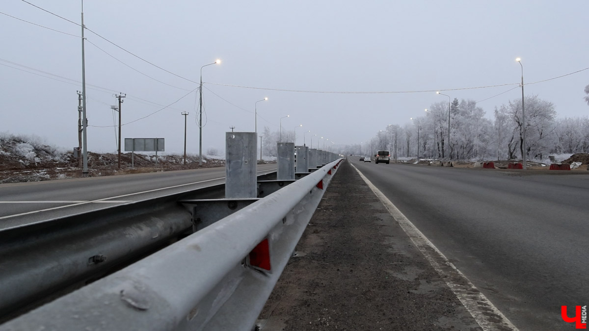 С наступлением календарной весны по Рпенскому проезду начнет курсировать 21-й автобус, который до этого ездил по улицам Добросельской, Большой Нижегородской и Мира. Свои заботы и у жителей Суздальского района. Дорогу из Владимира расширили, движение налево запретили, а разворотную петлю для выезда из окрестных сел в сторону города-музея построить забыли. Все подробности в нашем дорожном обзоре.