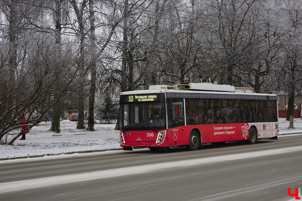 С наступлением календарной весны по Рпенскому проезду начнет курсировать 21-й автобус, который до этого ездил по улицам Добросельской, Большой Нижегородской и Мира. Свои заботы и у жителей Суздальского района. Дорогу из Владимира расширили, движение налево запретили, а разворотную петлю для выезда из окрестных сел в сторону города-музея построить забыли. Все подробности в нашем дорожном обзоре.