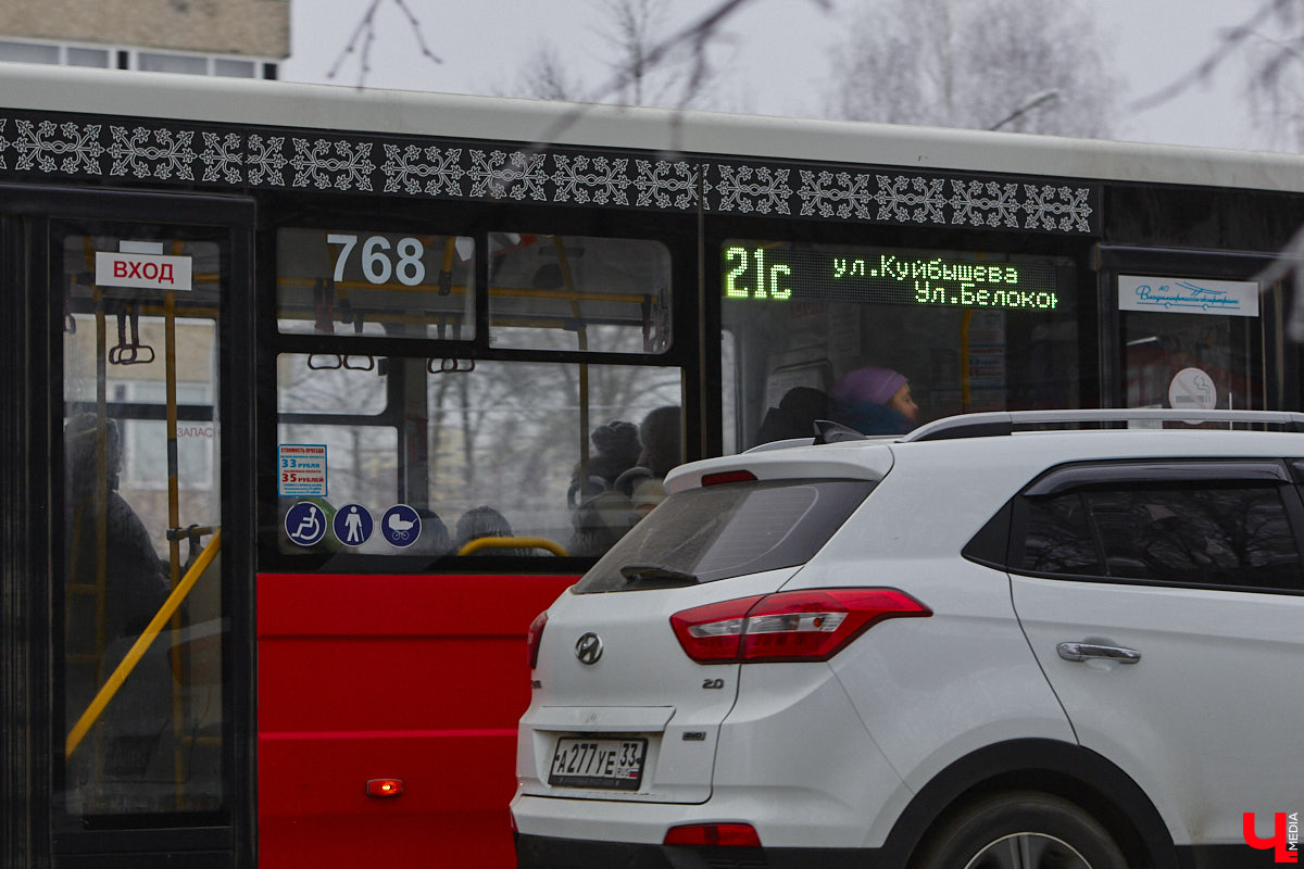 С наступлением календарной весны по Рпенскому проезду начнет курсировать 21-й автобус, который до этого ездил по улицам Добросельской, Большой Нижегородской и Мира. Свои заботы и у жителей Суздальского района. Дорогу из Владимира расширили, движение налево запретили, а разворотную петлю для выезда из окрестных сел в сторону города-музея построить забыли. Все подробности в нашем дорожном обзоре.