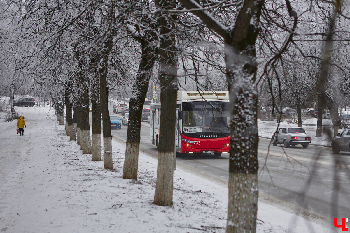 С наступлением календарной весны по Рпенскому проезду начнет курсировать 21-й автобус, который до этого ездил по улицам Добросельской, Большой Нижегородской и Мира. Свои заботы и у жителей Суздальского района. Дорогу из Владимира расширили, движение налево запретили, а разворотную петлю для выезда из окрестных сел в сторону города-музея построить забыли. Все подробности в нашем дорожном обзоре.