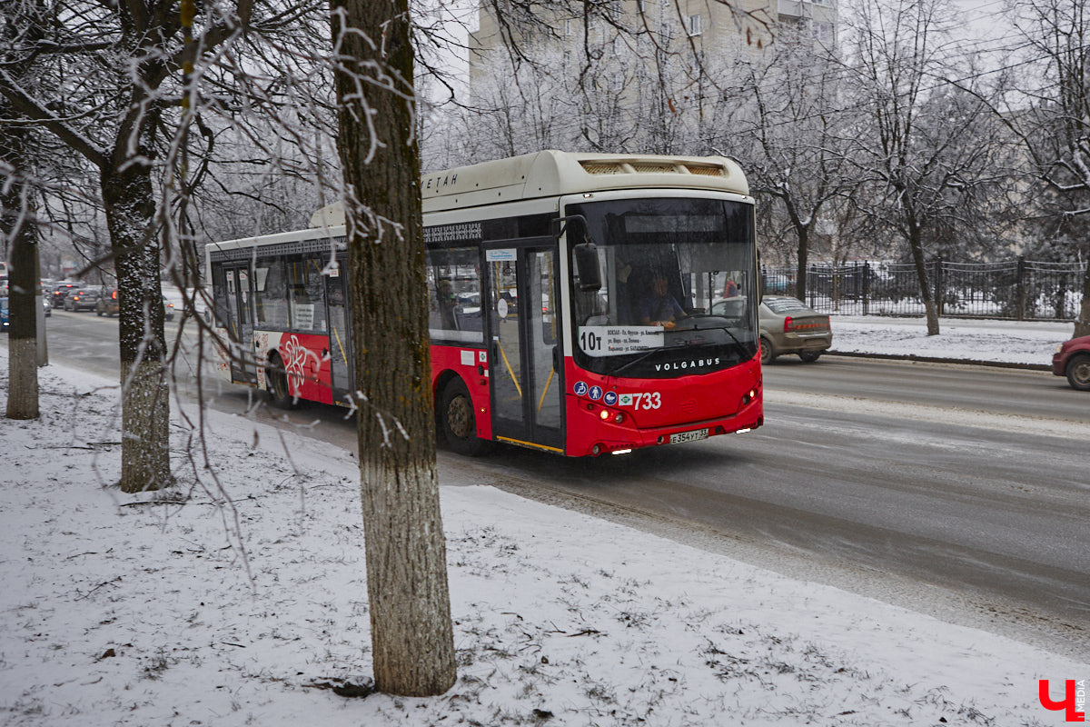 С наступлением календарной весны по Рпенскому проезду начнет курсировать 21-й автобус, который до этого ездил по улицам Добросельской, Большой Нижегородской и Мира. Свои заботы и у жителей Суздальского района. Дорогу из Владимира расширили, движение налево запретили, а разворотную петлю для выезда из окрестных сел в сторону города-музея построить забыли. Все подробности в нашем дорожном обзоре.