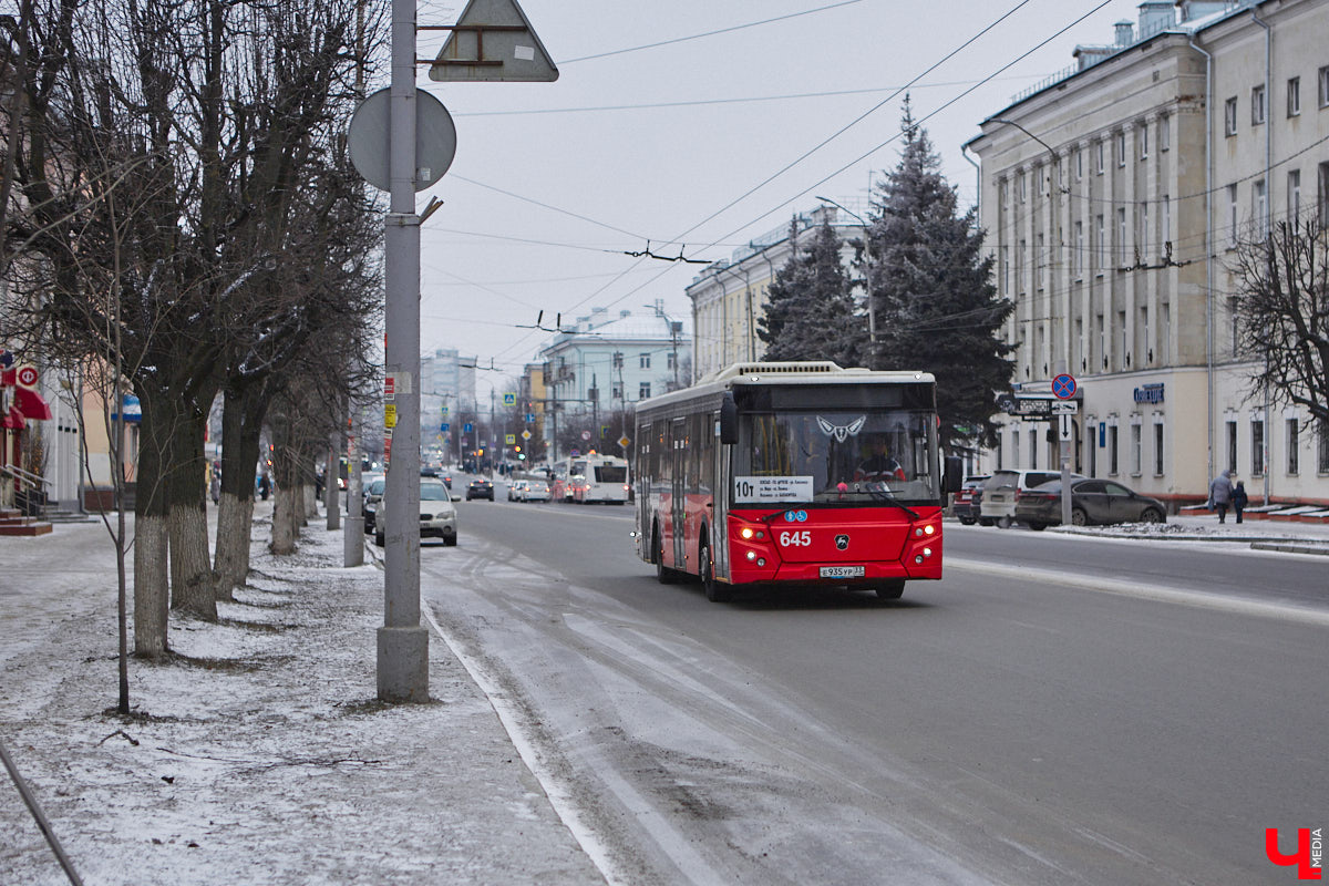 С наступлением календарной весны по Рпенскому проезду начнет курсировать 21-й автобус, который до этого ездил по улицам Добросельской, Большой Нижегородской и Мира. Свои заботы и у жителей Суздальского района. Дорогу из Владимира расширили, движение налево запретили, а разворотную петлю для выезда из окрестных сел в сторону города-музея построить забыли. Все подробности в нашем дорожном обзоре.