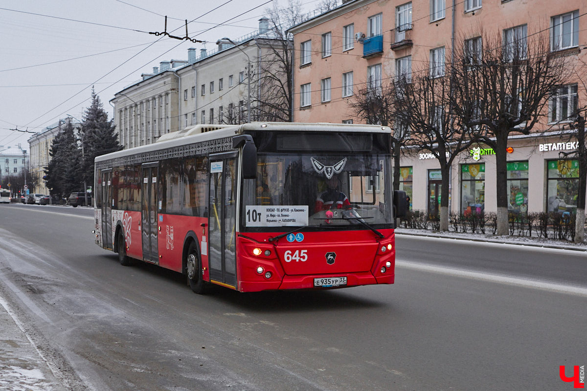 С наступлением календарной весны по Рпенскому проезду начнет курсировать 21-й автобус, который до этого ездил по улицам Добросельской, Большой Нижегородской и Мира. Свои заботы и у жителей Суздальского района. Дорогу из Владимира расширили, движение налево запретили, а разворотную петлю для выезда из окрестных сел в сторону города-музея построить забыли. Все подробности в нашем дорожном обзоре.