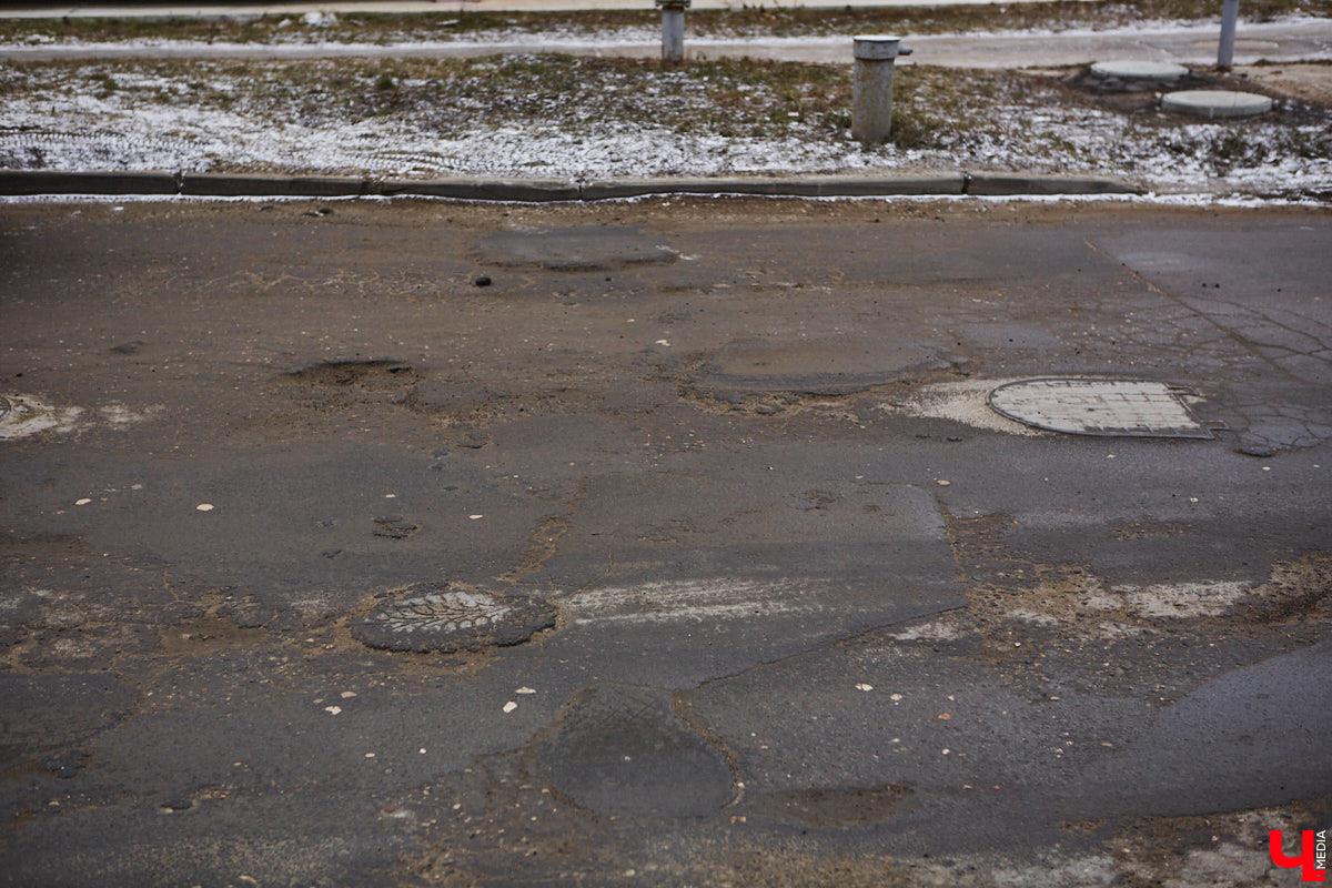 С наступлением календарной весны по Рпенскому проезду начнет курсировать 21-й автобус, который до этого ездил по улицам Добросельской, Большой Нижегородской и Мира. Свои заботы и у жителей Суздальского района. Дорогу из Владимира расширили, движение налево запретили, а разворотную петлю для выезда из окрестных сел в сторону города-музея построить забыли. Все подробности в нашем дорожном обзоре.