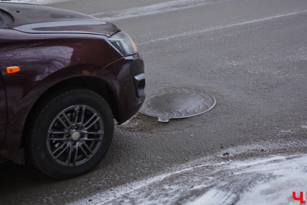 С наступлением календарной весны по Рпенскому проезду начнет курсировать 21-й автобус, который до этого ездил по улицам Добросельской, Большой Нижегородской и Мира. Свои заботы и у жителей Суздальского района. Дорогу из Владимира расширили, движение налево запретили, а разворотную петлю для выезда из окрестных сел в сторону города-музея построить забыли. Все подробности в нашем дорожном обзоре.