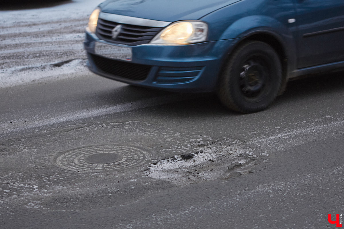 С наступлением календарной весны по Рпенскому проезду начнет курсировать 21-й автобус, который до этого ездил по улицам Добросельской, Большой Нижегородской и Мира. Свои заботы и у жителей Суздальского района. Дорогу из Владимира расширили, движение налево запретили, а разворотную петлю для выезда из окрестных сел в сторону города-музея построить забыли. Все подробности в нашем дорожном обзоре.
