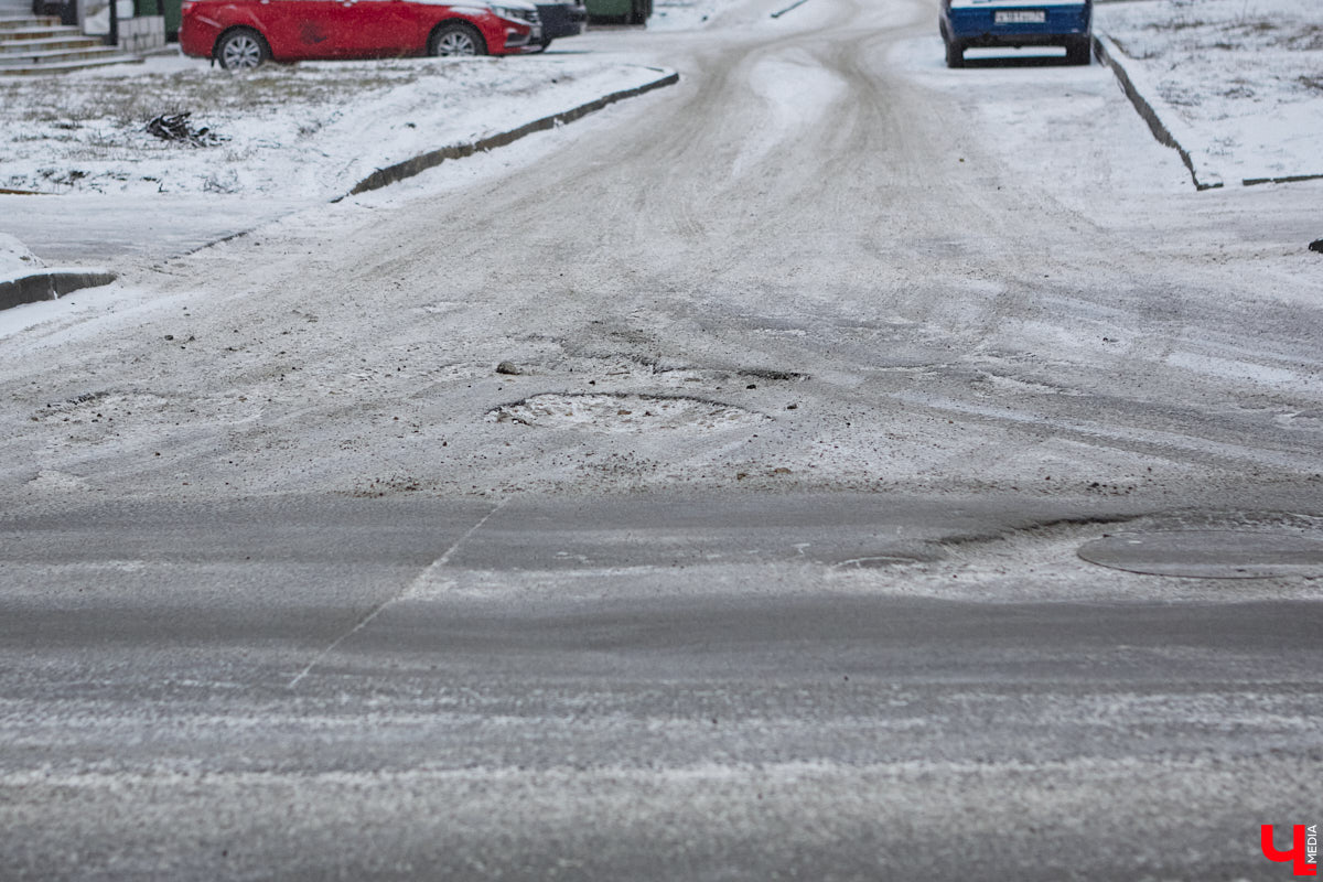 С наступлением календарной весны по Рпенскому проезду начнет курсировать 21-й автобус, который до этого ездил по улицам Добросельской, Большой Нижегородской и Мира. Свои заботы и у жителей Суздальского района. Дорогу из Владимира расширили, движение налево запретили, а разворотную петлю для выезда из окрестных сел в сторону города-музея построить забыли. Все подробности в нашем дорожном обзоре.