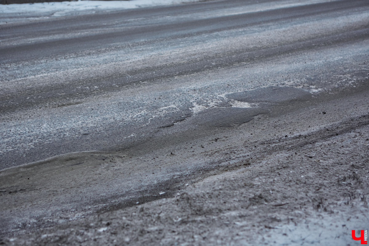 С наступлением календарной весны по Рпенскому проезду начнет курсировать 21-й автобус, который до этого ездил по улицам Добросельской, Большой Нижегородской и Мира. Свои заботы и у жителей Суздальского района. Дорогу из Владимира расширили, движение налево запретили, а разворотную петлю для выезда из окрестных сел в сторону города-музея построить забыли. Все подробности в нашем дорожном обзоре.