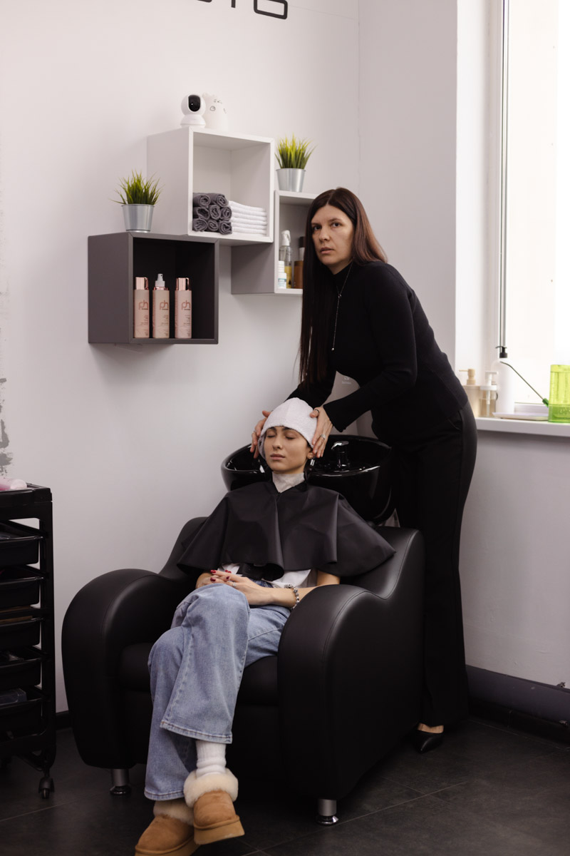 Ни одна шуба или бриллианты не украсят даму больше копны красивых волос. Превращением пушистых облачков на голове в блестящие полотна занимается владимирский эксперт Ирина Харламова. Кажется, что о главном богатстве женщины она знает всё, а ведь увлечение, которое переросло в успешный бизнес, возникло совершенно случайно.