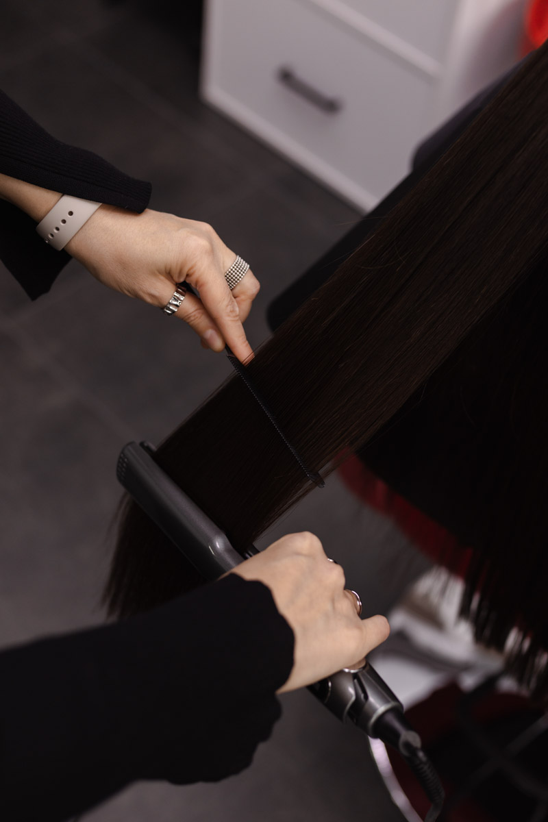 Ни одна шуба или бриллианты не украсят даму больше копны красивых волос. Превращением пушистых облачков на голове в блестящие полотна занимается владимирский эксперт Ирина Харламова. Кажется, что о главном богатстве женщины она знает всё, а ведь увлечение, которое переросло в успешный бизнес, возникло совершенно случайно.