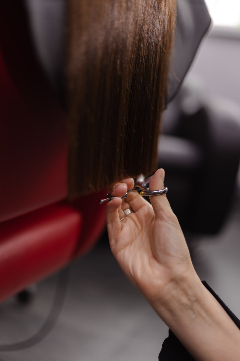 Ни одна шуба или бриллианты не украсят даму больше копны красивых волос. Превращением пушистых облачков на голове в блестящие полотна занимается владимирский эксперт Ирина Харламова. Кажется, что о главном богатстве женщины она знает всё, а ведь увлечение, которое переросло в успешный бизнес, возникло совершенно случайно.