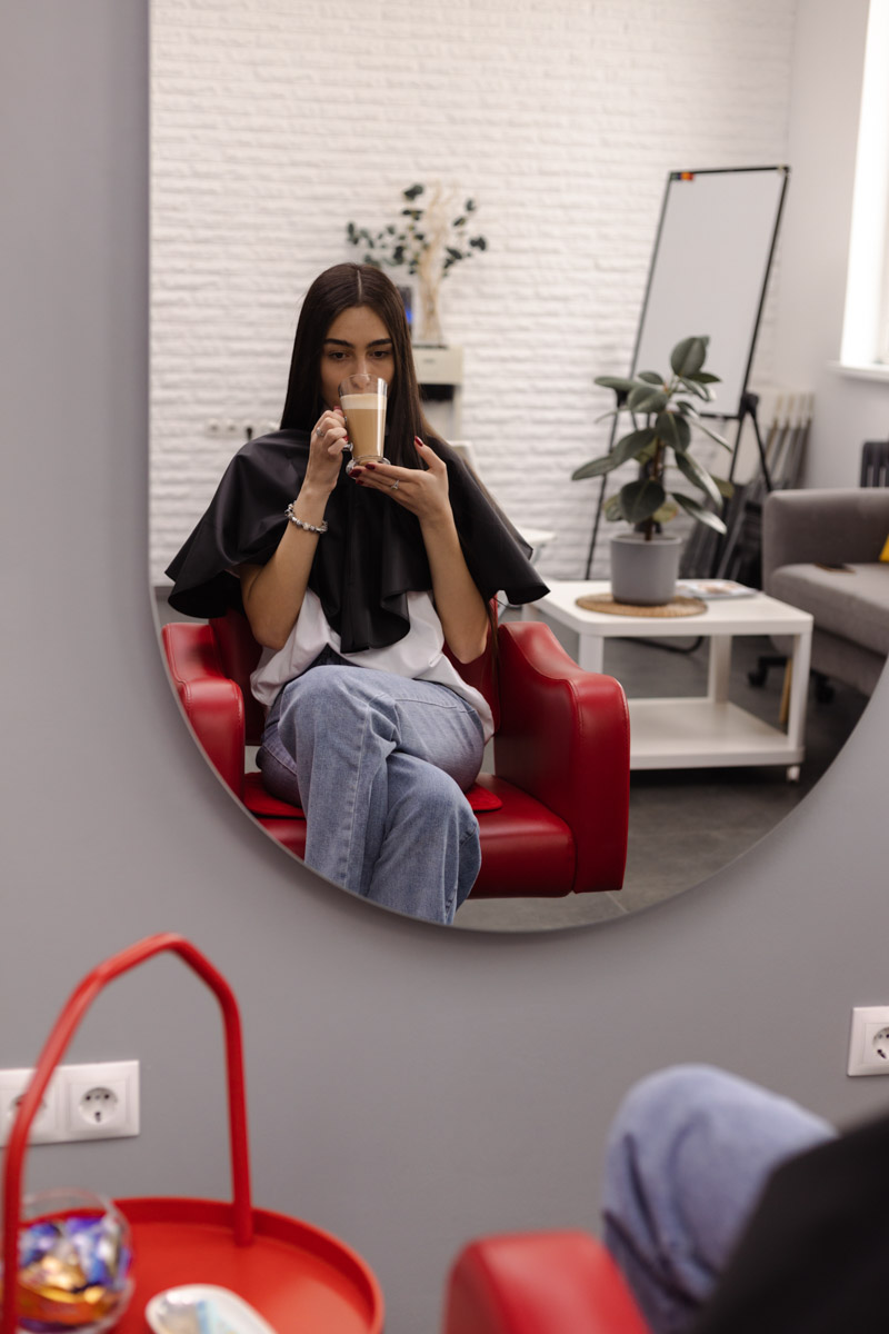 Ни одна шуба или бриллианты не украсят даму больше копны красивых волос. Превращением пушистых облачков на голове в блестящие полотна занимается владимирский эксперт Ирина Харламова. Кажется, что о главном богатстве женщины она знает всё, а ведь увлечение, которое переросло в успешный бизнес, возникло совершенно случайно.