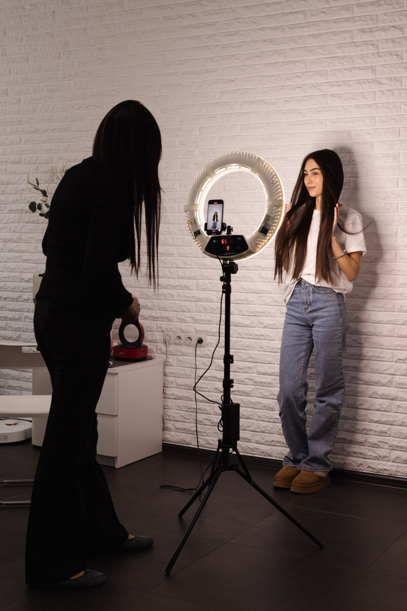 Ни одна шуба или бриллианты не украсят даму больше копны красивых волос. Превращением пушистых облачков на голове в блестящие полотна занимается владимирский эксперт Ирина Харламова. Кажется, что о главном богатстве женщины она знает всё, а ведь увлечение, которое переросло в успешный бизнес, возникло совершенно случайно.