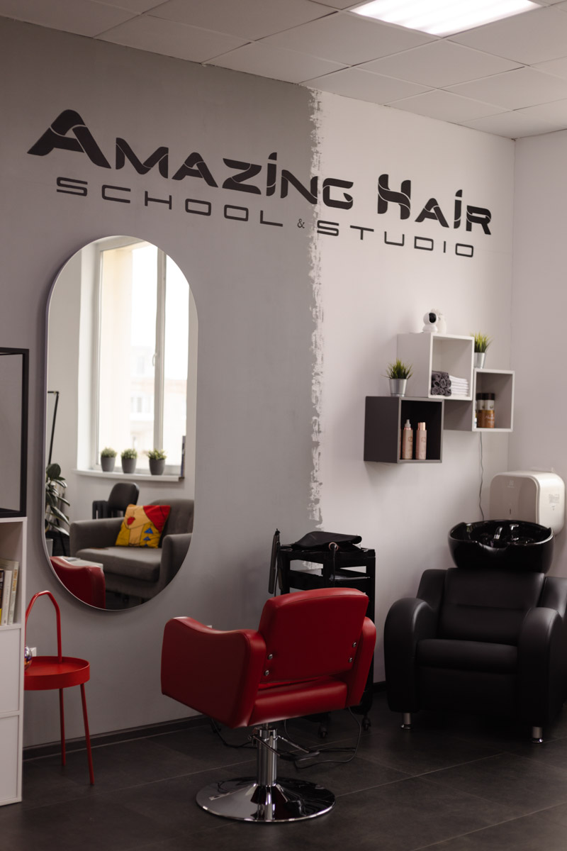 Ни одна шуба или бриллианты не украсят даму больше копны красивых волос. Превращением пушистых облачков на голове в блестящие полотна занимается владимирский эксперт Ирина Харламова. Кажется, что о главном богатстве женщины она знает всё, а ведь увлечение, которое переросло в успешный бизнес, возникло совершенно случайно.